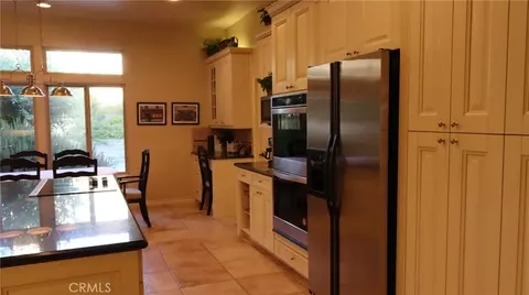 Kitchen - 12913 Ivanpah, Apple Valley, CA 92308 photo 4 of 6