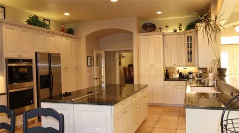 Kitchen - 12913 Ivanpah, Apple Valley, CA 92308 photo 6 of 6