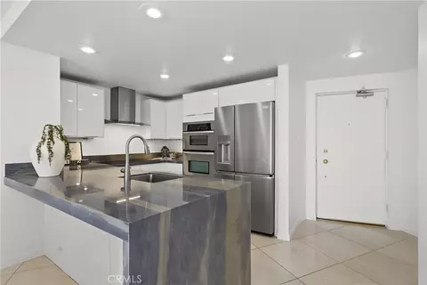 Kitchen - 700 E Ocean Blvd #1501, Long Beach, CA 90802 photo 2 of 3