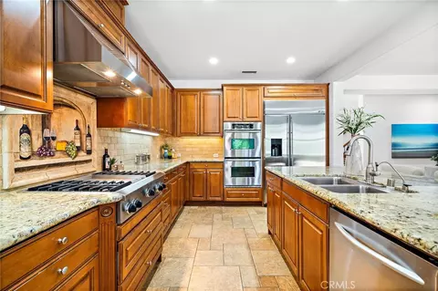 Kitchen - 28 Drackert Ln, Ladera Ranch, CA 92694 photo 9 of 10