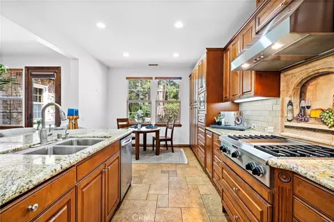 Kitchen - 28 Drackert Ln, Ladera Ranch, CA 92694 photo 7 of 10