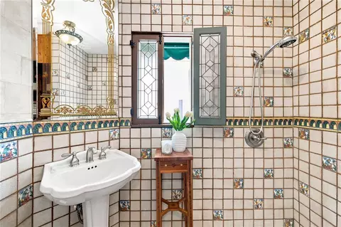 Bath - 1324 E Chapman, Orange, CA 92866 photo 2 of 2