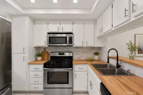 Kitchen - 445 W 6th, Long Beach, CA 90802 photo 1 of 2