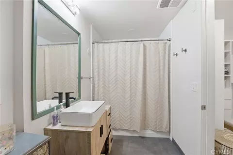 Bath - 433 Pine Ave #201, Long Beach, CA 90802 photo 2 of 2