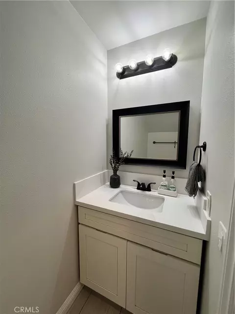Bath - 171 Racquet Club Dr, Compton, CA 90220 photo 1 of 5
