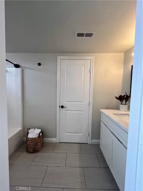 Bath - 171 Racquet Club Dr, Compton, CA 90220 photo 4 of 5