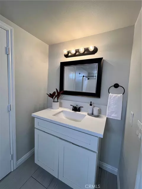 Bath - 171 Racquet Club Dr, Compton, CA 90220 photo 2 of 5