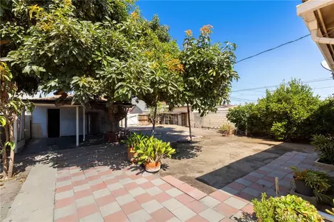 Exterior - 2725 Adriatic Ave, Long Beach, CA 90810 photo 4 of 13