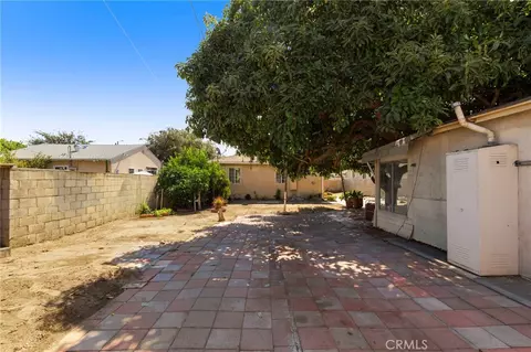 Exterior - 2725 Adriatic Ave, Long Beach, CA 90810 photo 7 of 13