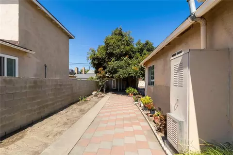Exterior - 2725 Adriatic Ave, Long Beach, CA 90810 photo 3 of 13