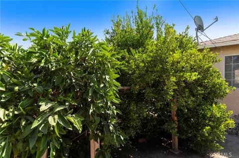 Exterior - 2725 Adriatic Ave, Long Beach, CA 90810 photo 9 of 13