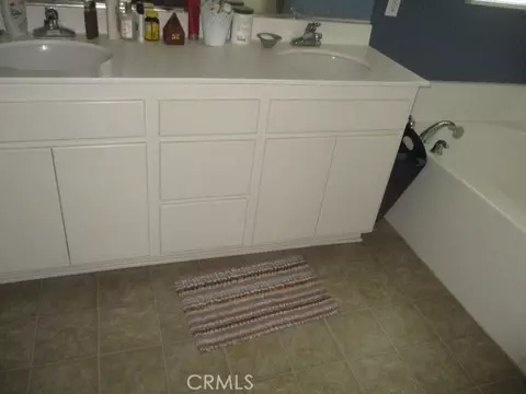 Bath - 1675 Gilliam Ct, Riverside, CA 92501 photo 2 of 5