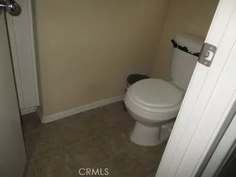 Bath - 1675 Gilliam Ct, Riverside, CA 92501 photo 4 of 5