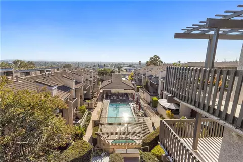 2298 Rose Ave #403, Signal Hill, CA 90755