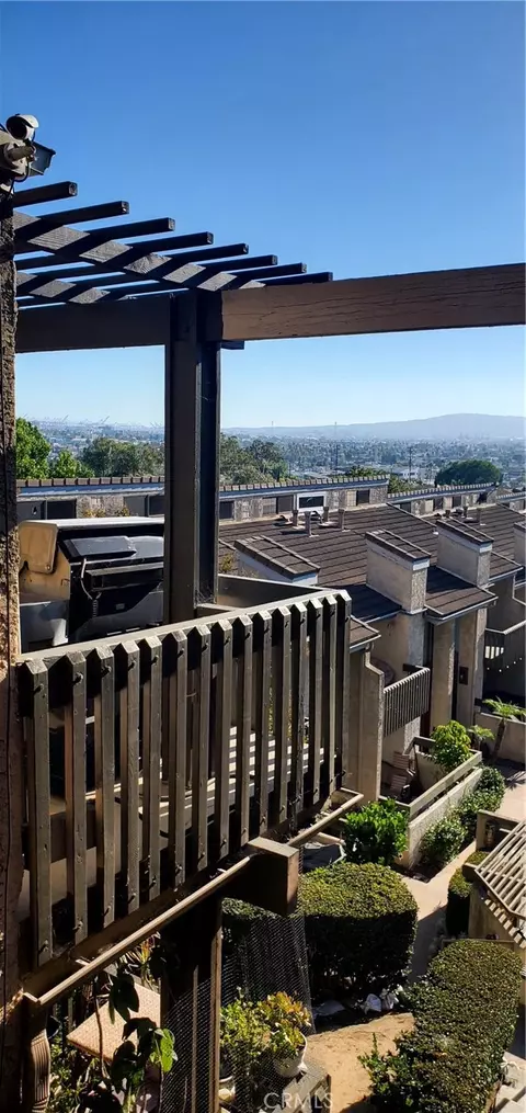 2298 Rose Ave #403, Signal Hill, CA 90755