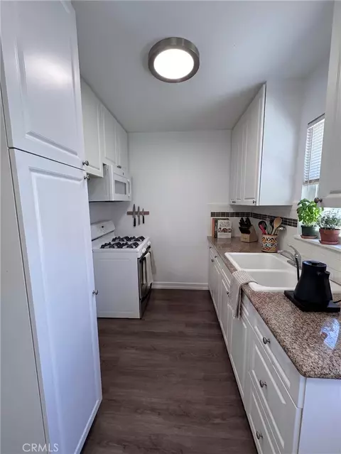 Kitchen - 4411 Linden Ave, Long Beach, CA 90807 photo 2 of 2