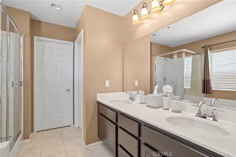 Bath - 1372 Haddington Dr, Riverside, CA 92507 photo 1 of 2