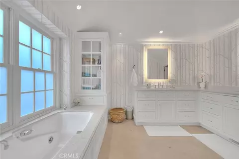 Bath - 5590 E The Toledo, Long Beach, CA 90803 photo 4 of 9