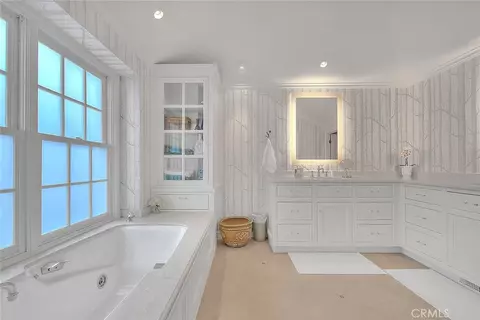 Bath - 5590 E The Toledo, Long Beach, CA 90803 photo 4 of 9