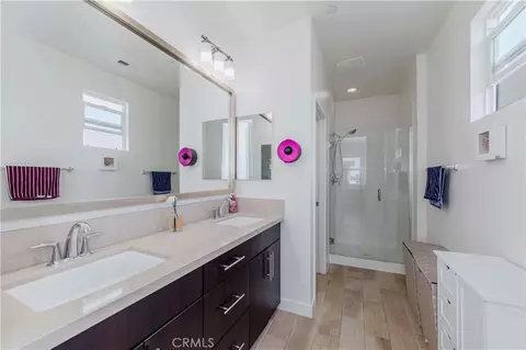 Bath - 9213 Sunshine Pl, Downey, CA 90240 photo 2 of 5