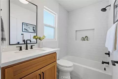 Bath - 2018 N Parmelee, Compton, CA 90222 photo 1 of 3