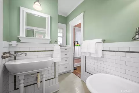 Bath - 748 Daisy Ave, Long Beach, CA 90813 photo 1 of 7