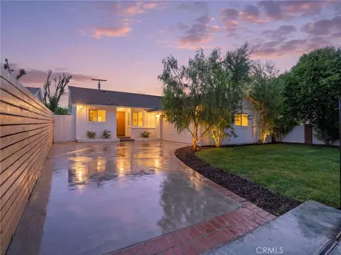 5141 Don Pio Dr, Woodland Hills, CA 91364