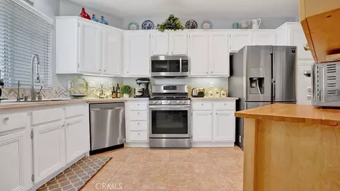 Kitchen - 933 Somerville, Irvine, CA 92620 photo 2 of 4