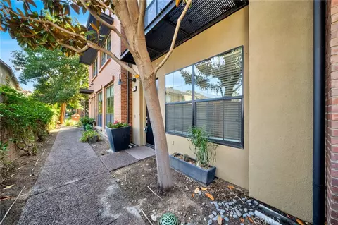 563 W Maple Ave, Orange, CA 92868 photo 2