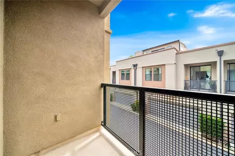 Exterior - 563 W Maple Ave, Orange, CA 92868 photo 2 of 4