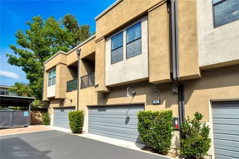 Exterior - 563 W Maple Ave, Orange, CA 92868 photo 1 of 4