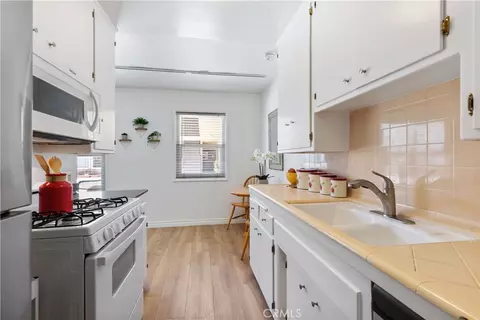 Kitchen - 2075 E Appleton St #17, Long Beach, CA 90803 photo 2 of 3