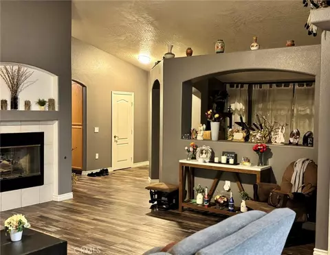 Entry Way - 18261 Preston St, Hesperia, CA 92345 photo 4 of 10