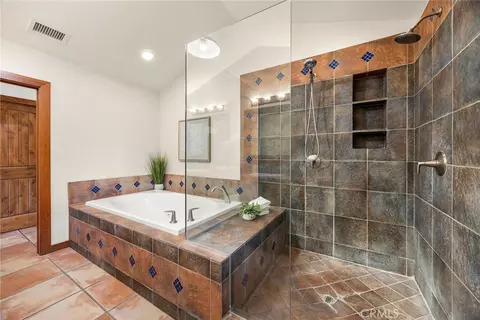 Bath - 1920 Gratton St, Riverside, CA 92504 photo 4 of 4