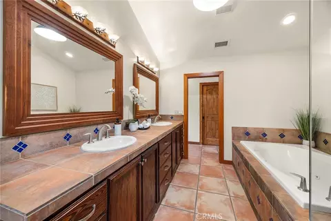 Bath - 1920 Gratton St, Riverside, CA 92504 photo 3 of 4