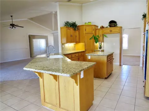 Kitchen - 7445 El Mnr, Hesperia, CA 92344 photo 1 of 7