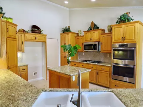 Kitchen - 7445 El Mnr, Hesperia, CA 92344 photo 2 of 7