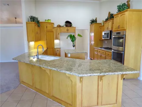 Kitchen - 7445 El Mnr, Hesperia, CA 92344 photo 3 of 7
