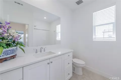 Bath - 204 Yerba, Irvine, CA 92618 photo 3 of 4