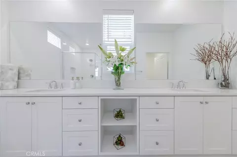 Bath - 204 Yerba, Irvine, CA 92618 photo 2 of 4