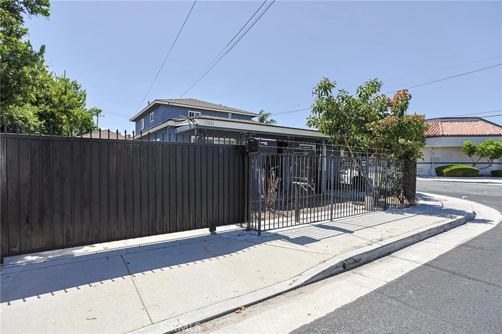 Exterior - 13861 Pine St, Westminster, CA 92683 photo 4 of 16