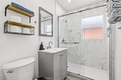 Bath - 1036 E 2nd St #11, Long Beach, CA 90802 photo 1 of 1