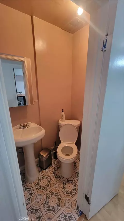 Bath - 341 Bonito Ave, Long Beach, CA 90802 photo 3 of 4