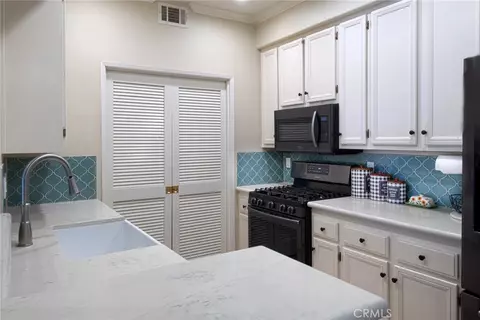 Kitchen - 277 Chaumont Cir, Foothill Ranch, CA 92610 photo 2 of 2