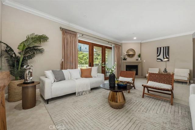 11863 Darlington, Los Angeles, CA 90049