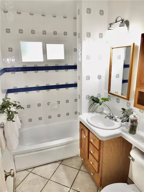 Bath - 3502 E Allington St, Long Beach, CA 90805 photo 2 of 5