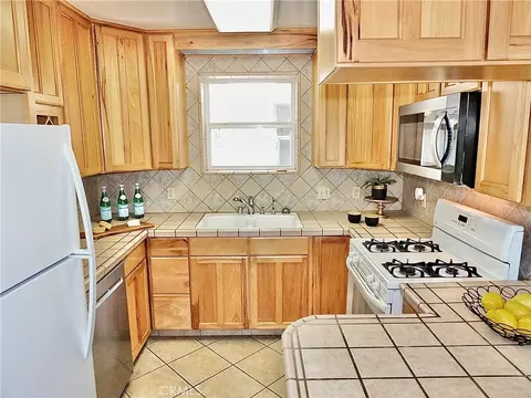 Kitchen - 3502 E Allington St, Long Beach, CA 90805 photo 5 of 6