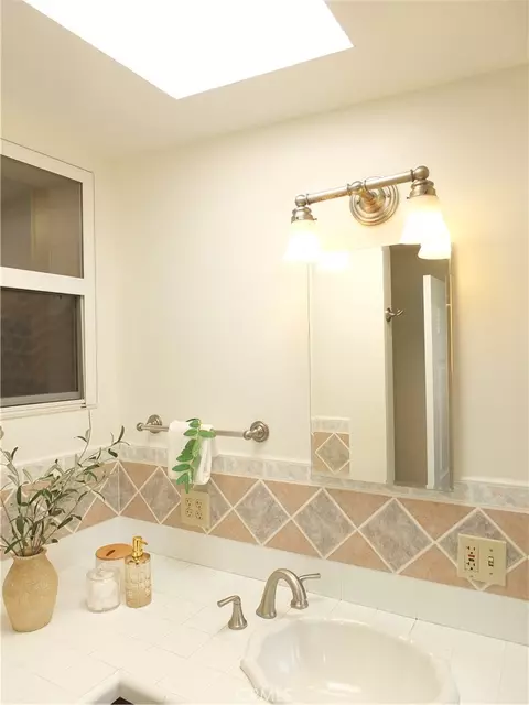 Bath - 3502 E Allington St, Long Beach, CA 90805 photo 3 of 5