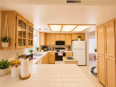 Kitchen - 57419 Redondo St, Yucca Valley, CA 92284 photo 2 of 3