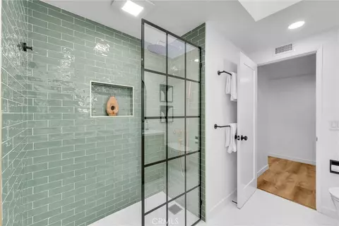 Bath - 1517 E Riverview, Orange, CA 92865 photo 4 of 4